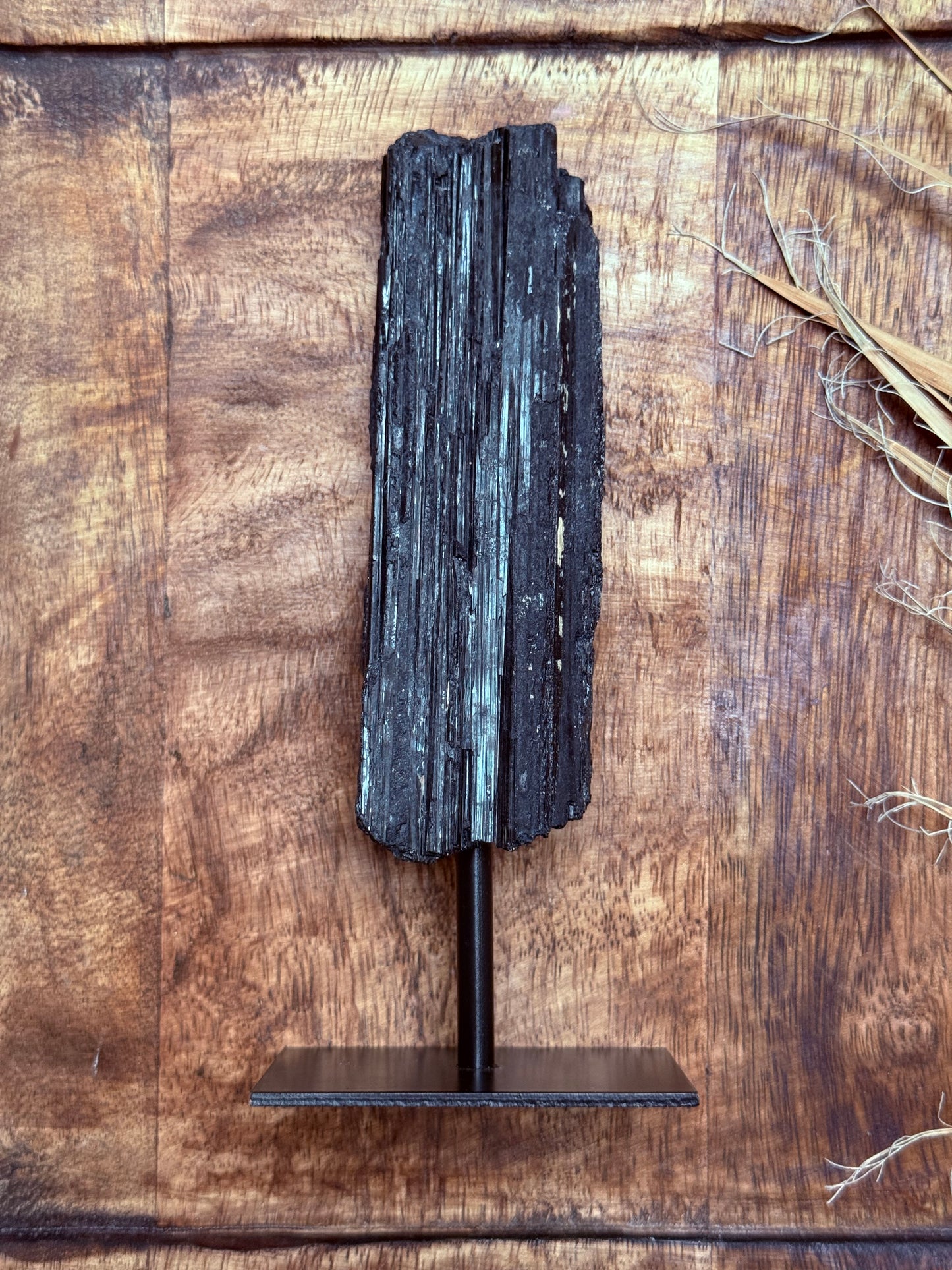 Schwarzer Turmalin auf Ständer