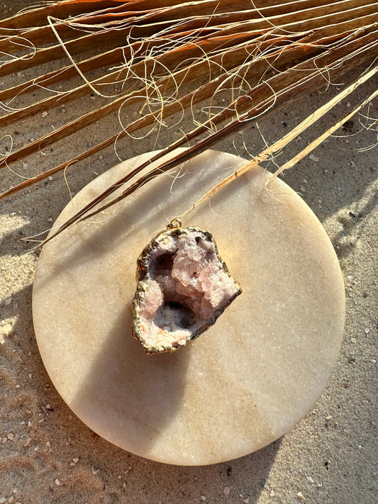 Pink Amethyst Geoden Anhänger – galvanisiert Gold