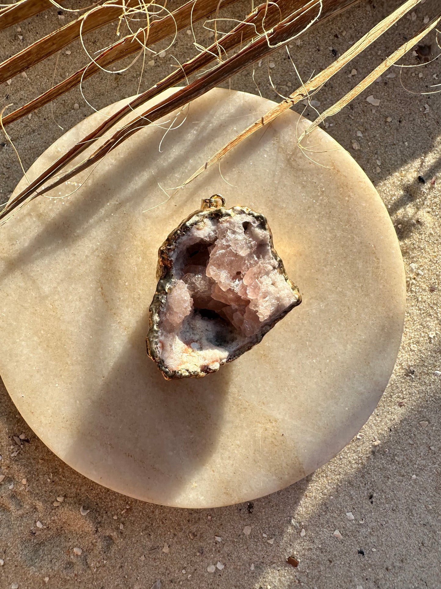 Pink Amethyst Geoden Anhänger – galvanisiert Gold