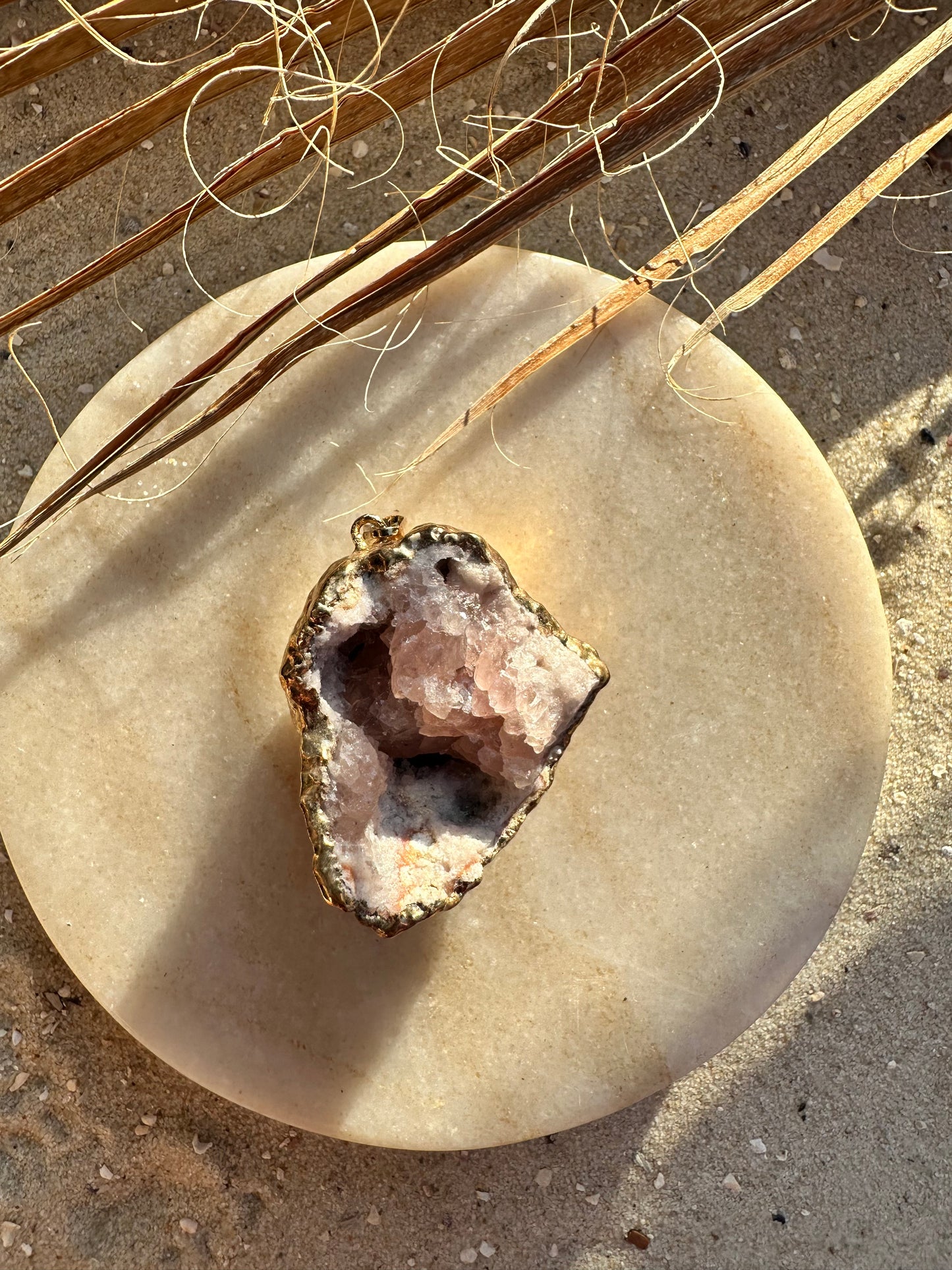 Pink Amethyst Geoden Anhänger – galvanisiert Gold