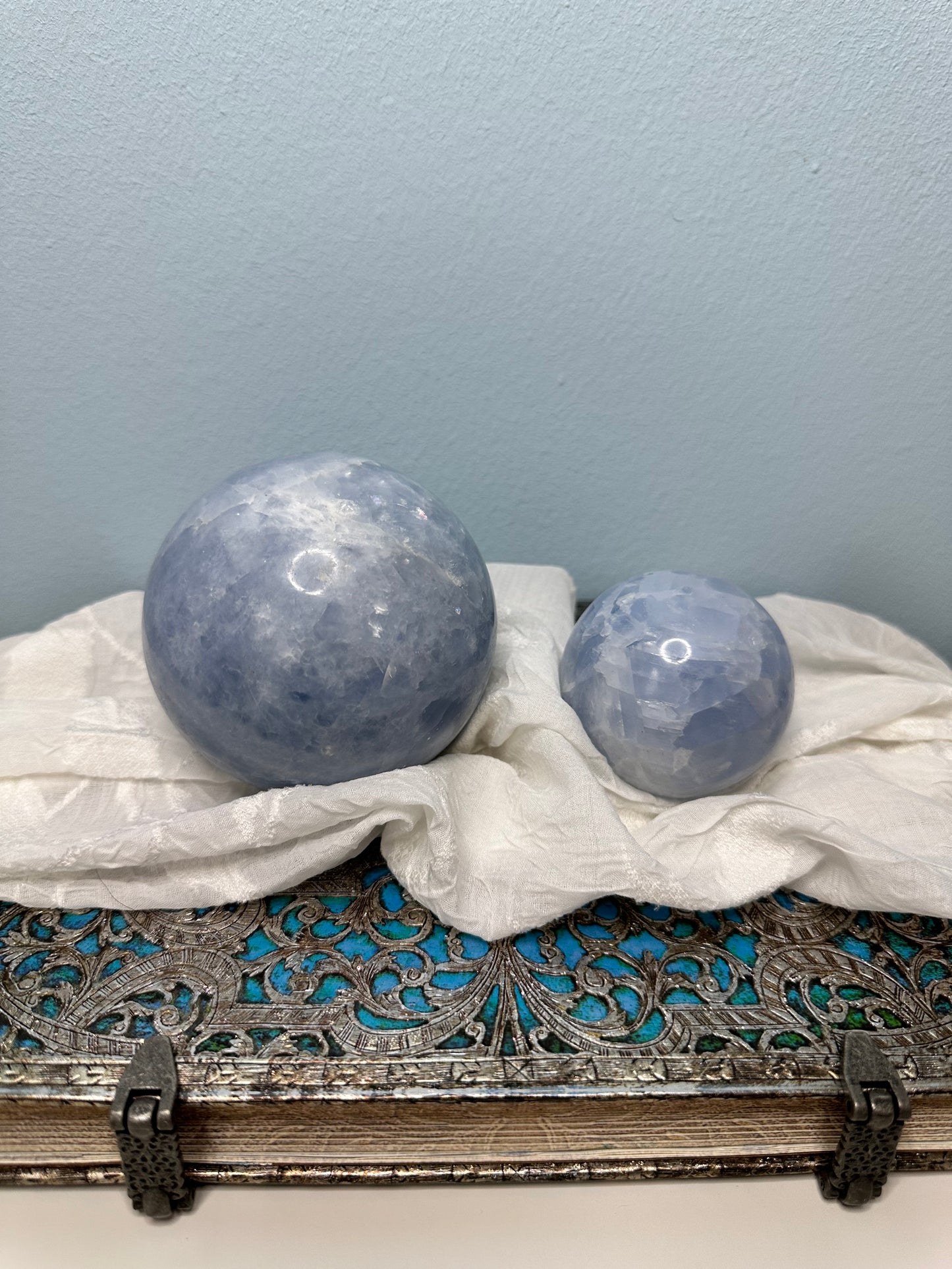Blaue Calzit Kugeln aus Madagaskar