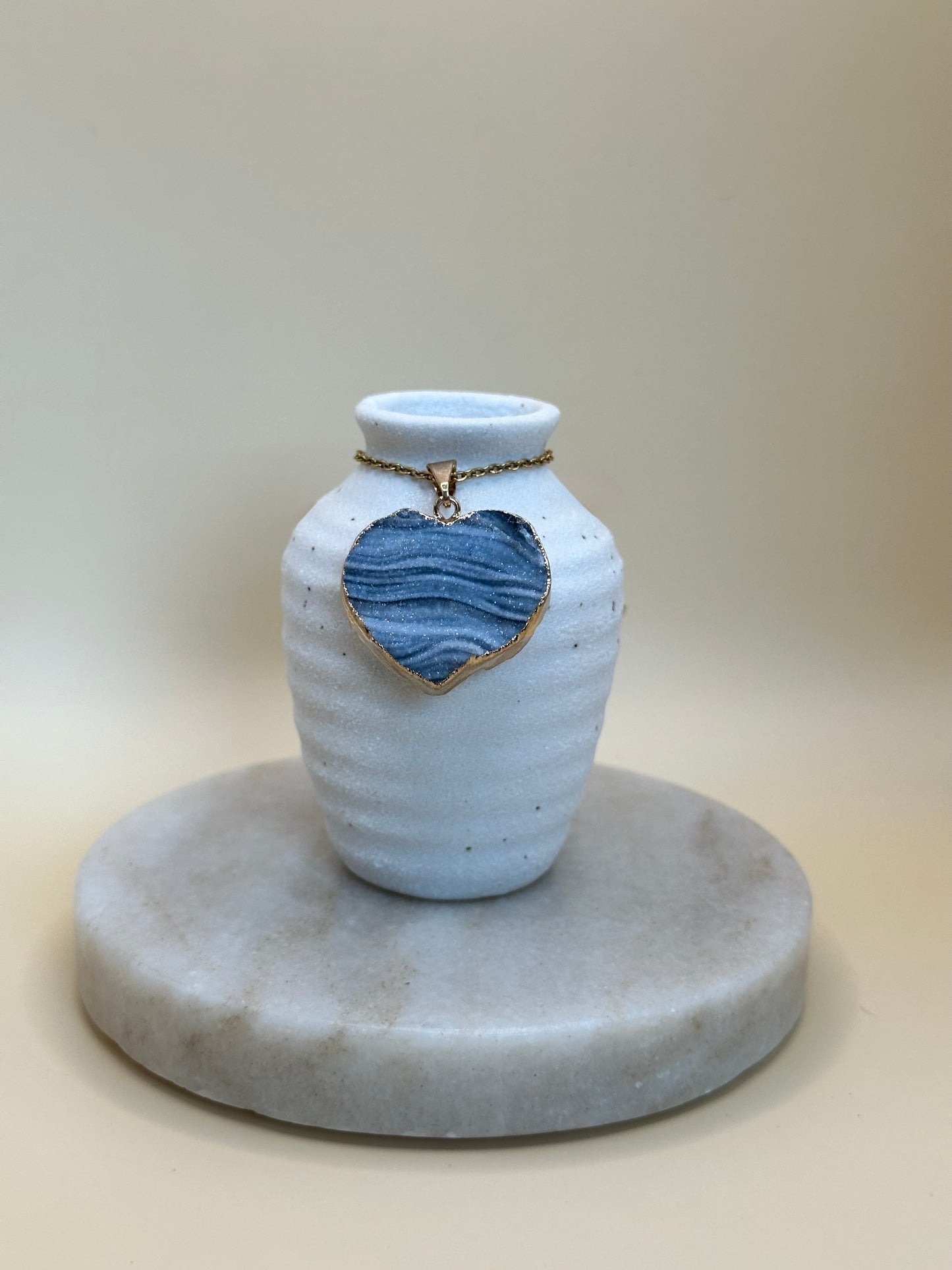 Chalcedon Herz Anhänger galvanisiert